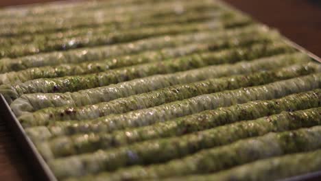 el hojaldre tradicional relleno de semillas en una sartén está listo para hornearse en el horno