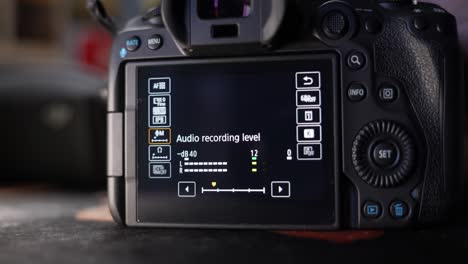 pantalla lcd de la cámara que muestra los ajustes de nivel de grabación de audio