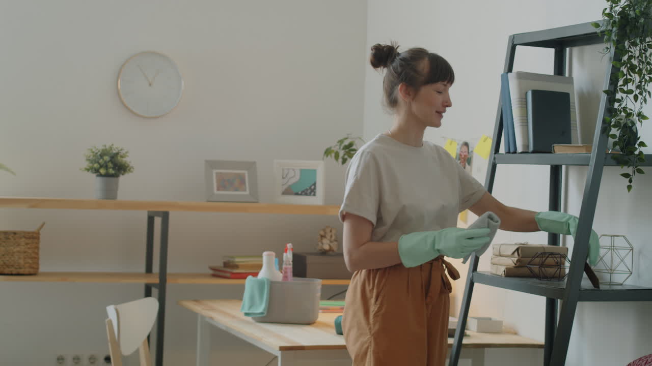 청년 다민족 부부 가 집 에서 먼지 를 청소 하고 청소 하고 있다