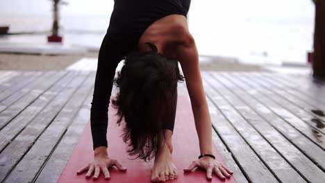 Mujer-Esbelta-Haciendo-Yoga-O-Estirándose-En-Una-Alfombra-Al-Aire-Libre-Inclinando-El-Torso-Hacia-Adelante-En-Una-Pose-Piramidal