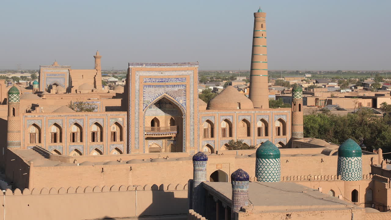 punto aéreo del minarete itchan kala e islam khodja en la antigua ciudad amurallada de khiva en uzbekistán