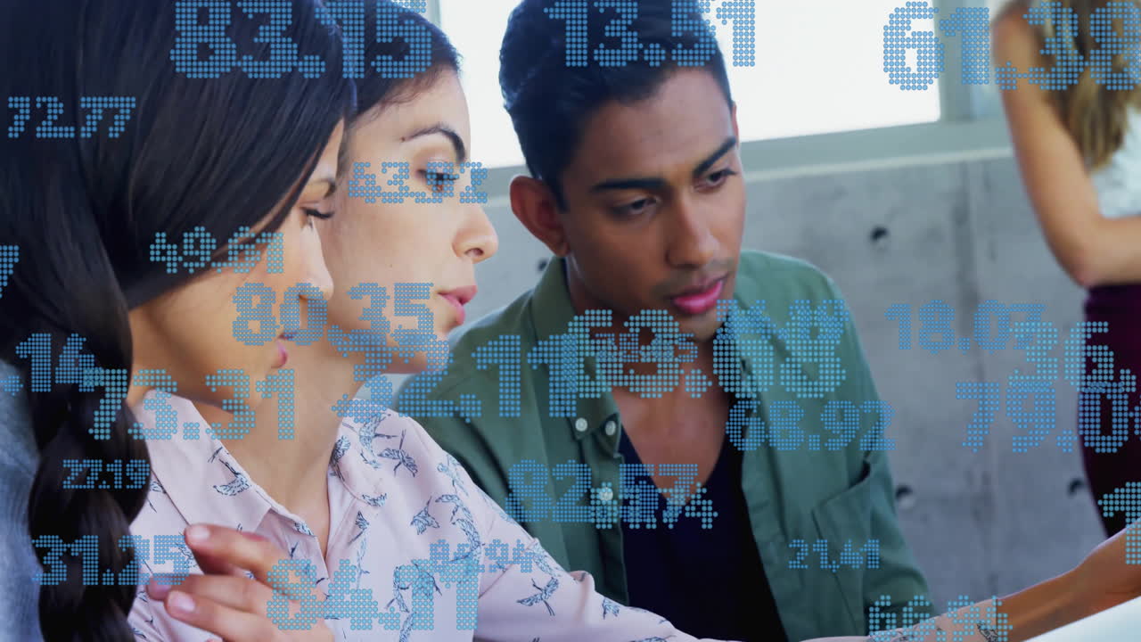 animación del procesamiento de datos sobre diversos colegas que hablan en la oficina