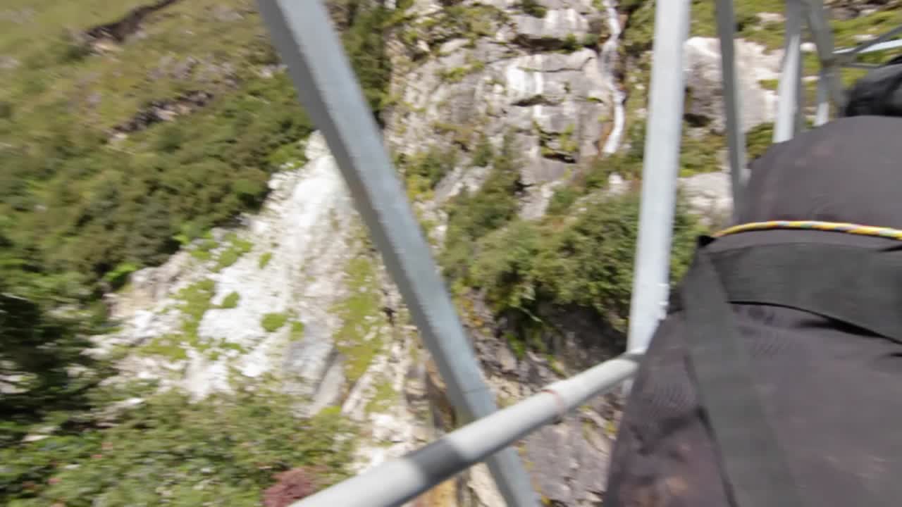 포터를 따라 다리를 건너다