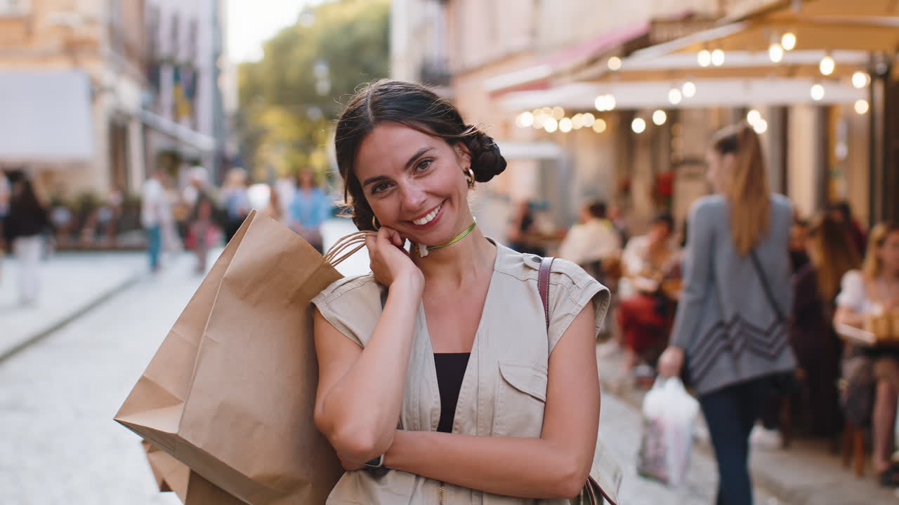 mujer joven feliz chica adicta a las compras consumidor después de la venta de compras con bolsas llenas caminando por la calle de la ciudad