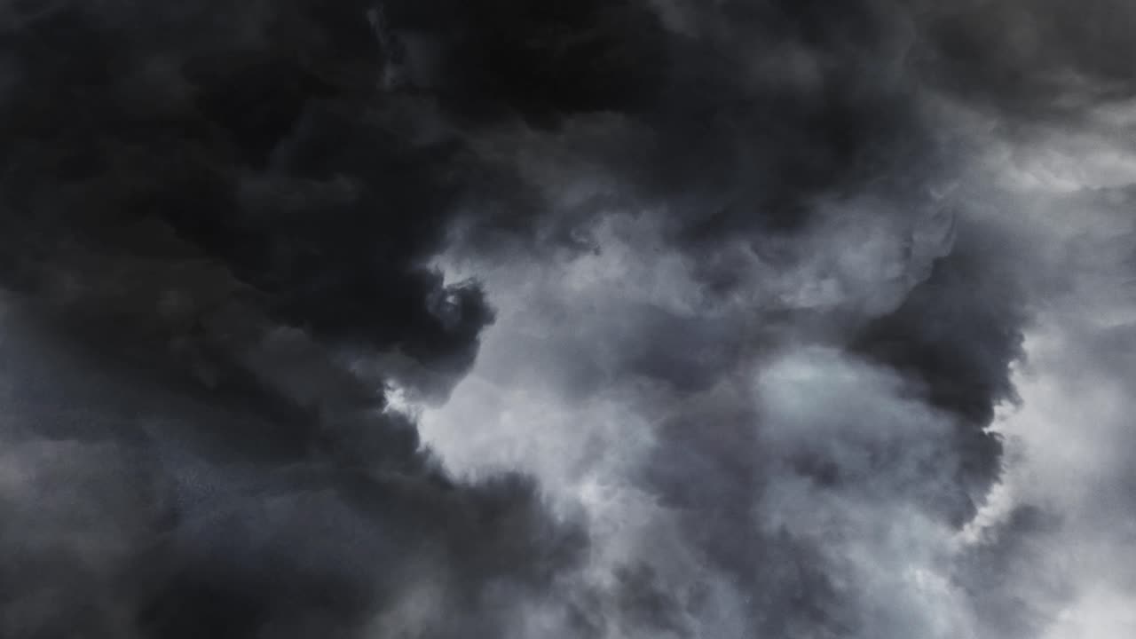 una tormenta se movió con un relámpago