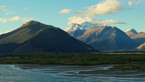 Toma-Aérea-De-Establecimiento-Del-Lago-Wakatipu-Y-Montañas-Cubiertas-De-Nieve-En-Glenorchy