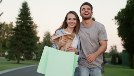 pareja feliz con bolsas de compras