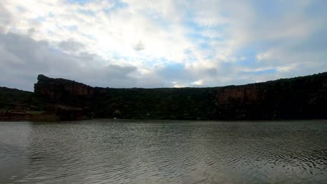 Lago-Prístino-Con-Fondo-De-Montaña-Y-Lapso-De-Tiempo-De-Cielo-Brillante-Al-Atardecer