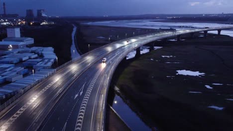 Luftumlaufbahn-Linke-Ansicht-Moderne-Beleuchtete-Ruhige-Autobahnspuren-Straßenkreuzung-Verkehr