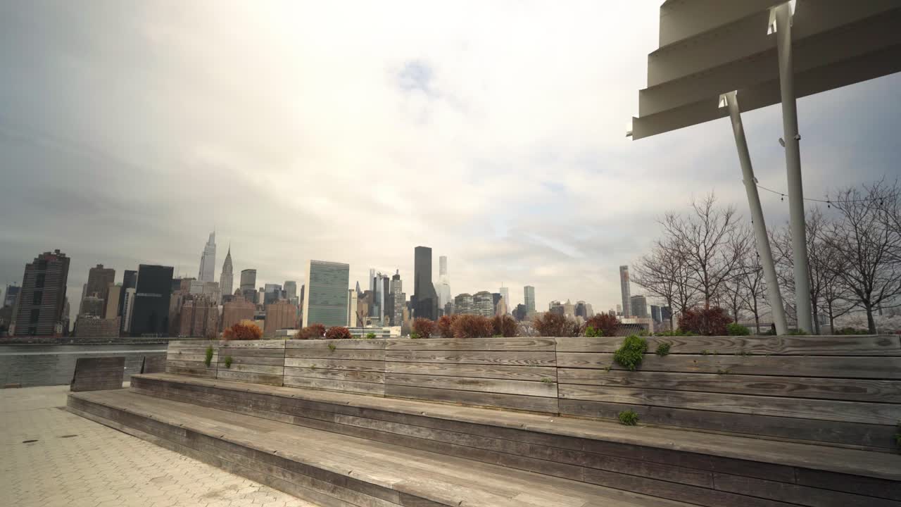 Area salotto sul molo del lungomare di New York per un piacevole momento di relax ammirando lo skyline di New York