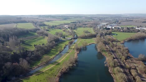 Luftrückzug-Ansicht-Chartham-Kent-Landschaft-Fluss-Stour-Canterbury-Englische-Dorfszene