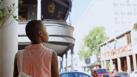 Frau-Geht-Auf-Der-Stadtstraße-4k