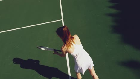 Woman-playing-tennis-on-a-sunny-day