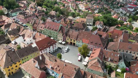 Altstadtplatz-Von-Sighisoara-In-Siebenbürgen,-Rumänien---4K-Luftaufnahme