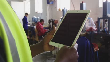 Nahaufnahme-Eines-Arbeiters,-Der-In-Der-Fabrik-Einen-Tablet-Computer-Verwendet