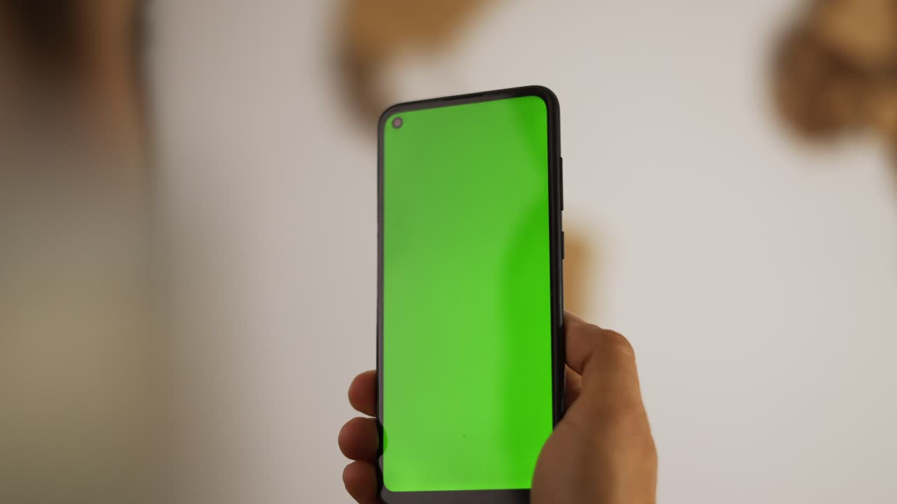 Denaro che vola fuori dal telefono con schermo verde.