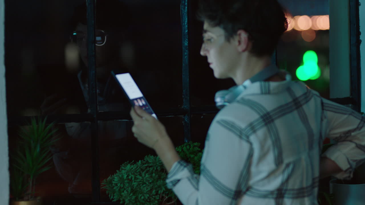 joven mujer de negocios que trabaja hasta tarde usando una tableta haciendo una lluvia de ideas para el proyecto fecha límite mujer gerente de planificación estrategia de desarrollo de la empresa de inicio en la oficina por la noche