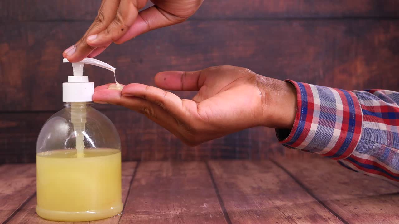 손 소독제를 적용하는 것