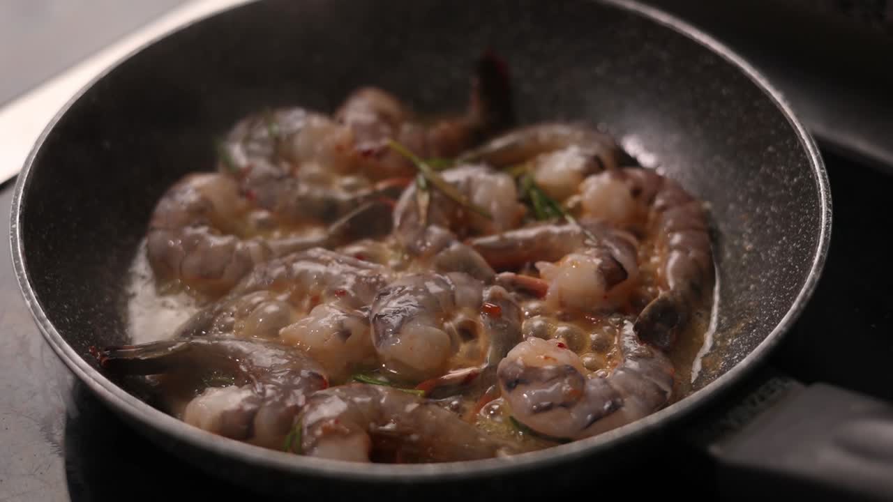 cocinar camarones en una sartén
