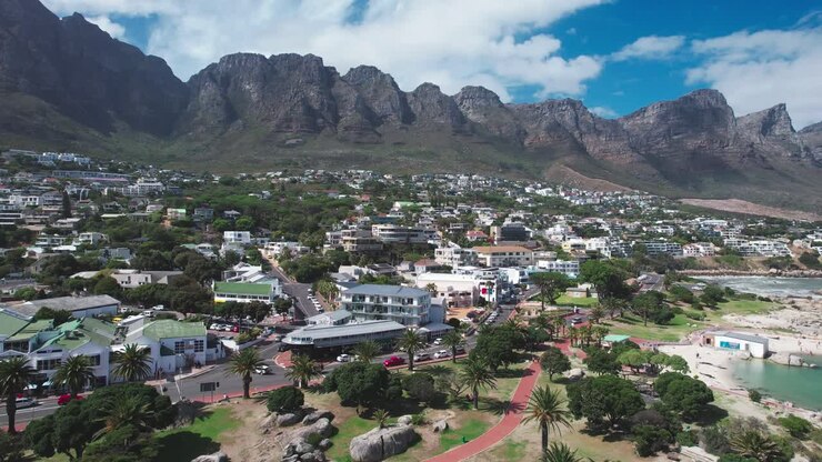 Ripresa verticale con drone della città di Città del Capo, Sudafrica, dalla spiaggia di Camps Bay.