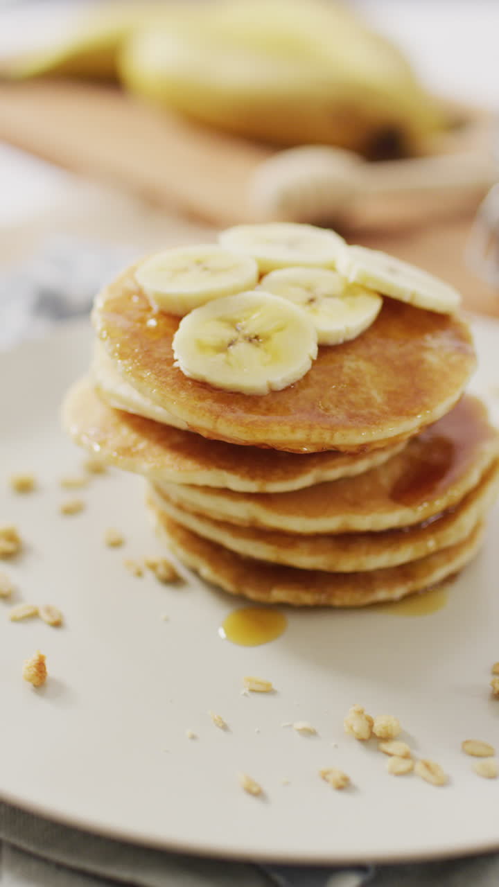 바나나 조각으로 인 미국 스타일의 팬케이크의 수직 비디오