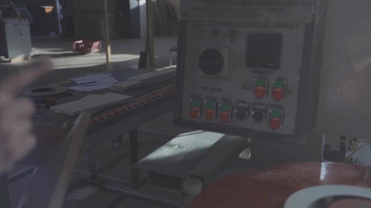 máquina de bandas de borde en el taller de carpintería. cámara lenta.