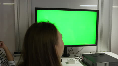 estudiantes alrededor de la pantalla colaborando en un proyecto filmado en r3d