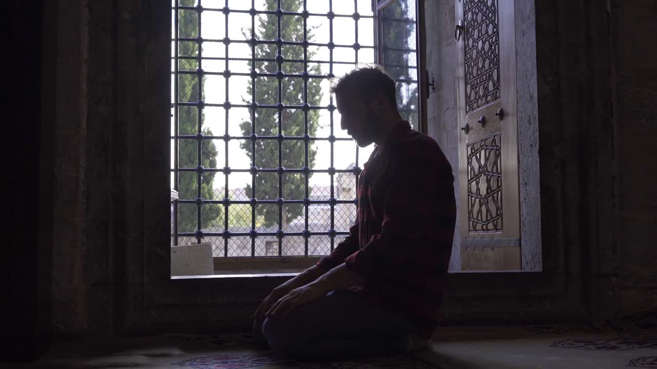 이슬람교도가 모스크에서 기도하고 있습니다.