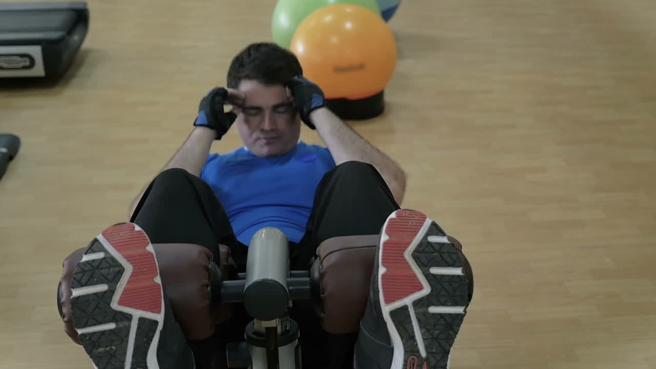 hombre haciendo abdominales en el banco abdominal