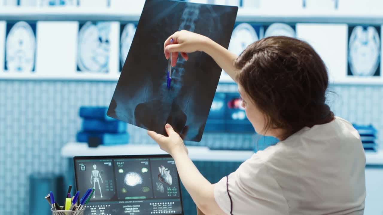 professionista sanitario che condivide la sua esperienza medica con un paziente in ufficio