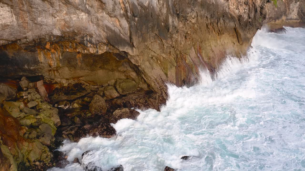 nusa penida guyangan 폭포의 아름다운 바위 절벽으로 부서지는 성난 하얀 파도의 영역 샷