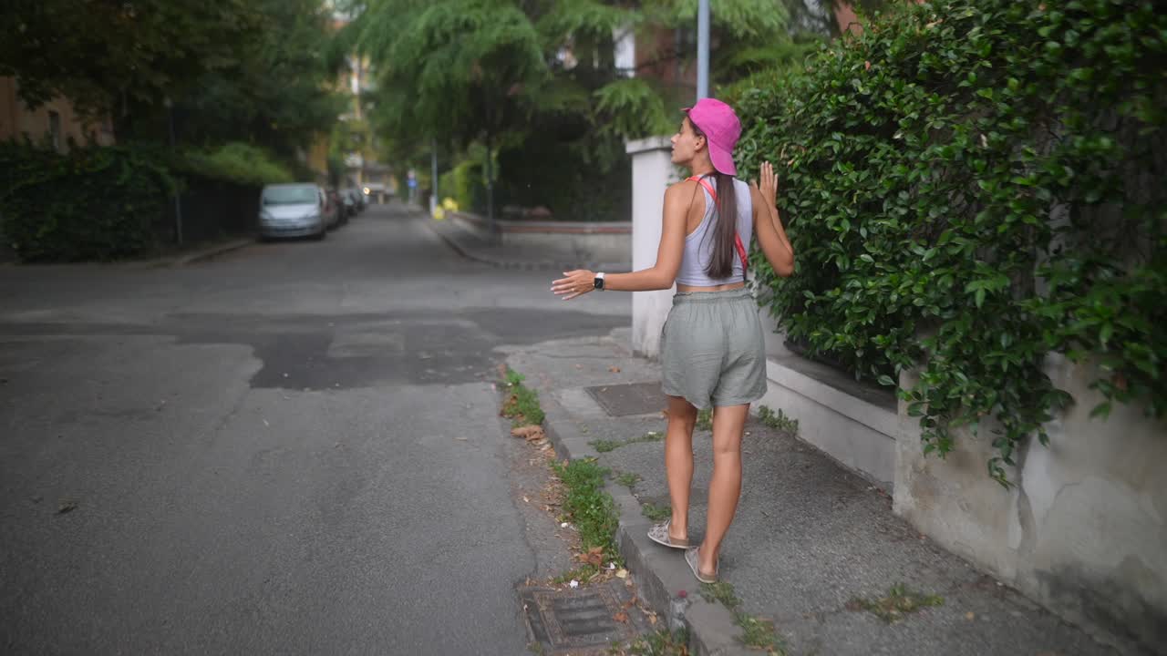 도시 거리를 걷는 여자