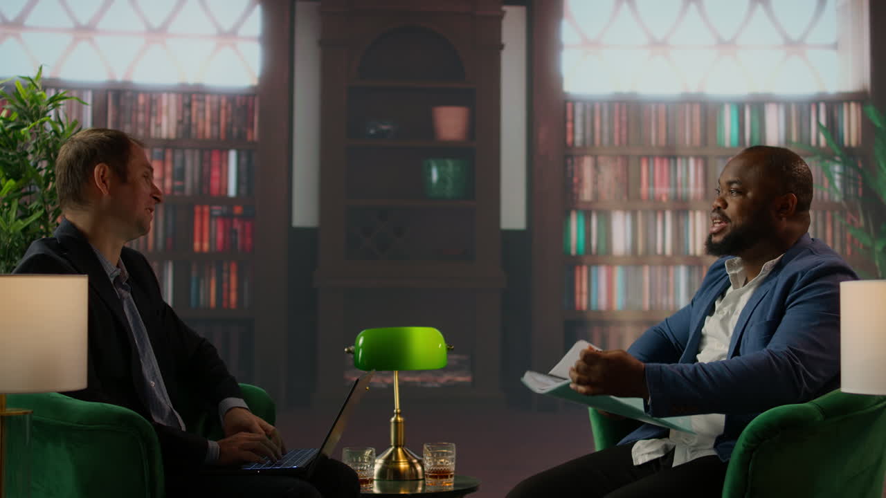 다양한 비밀 요원의 팀이 hq 도서관에서 증거와 서류를 분석하고 있습니다.