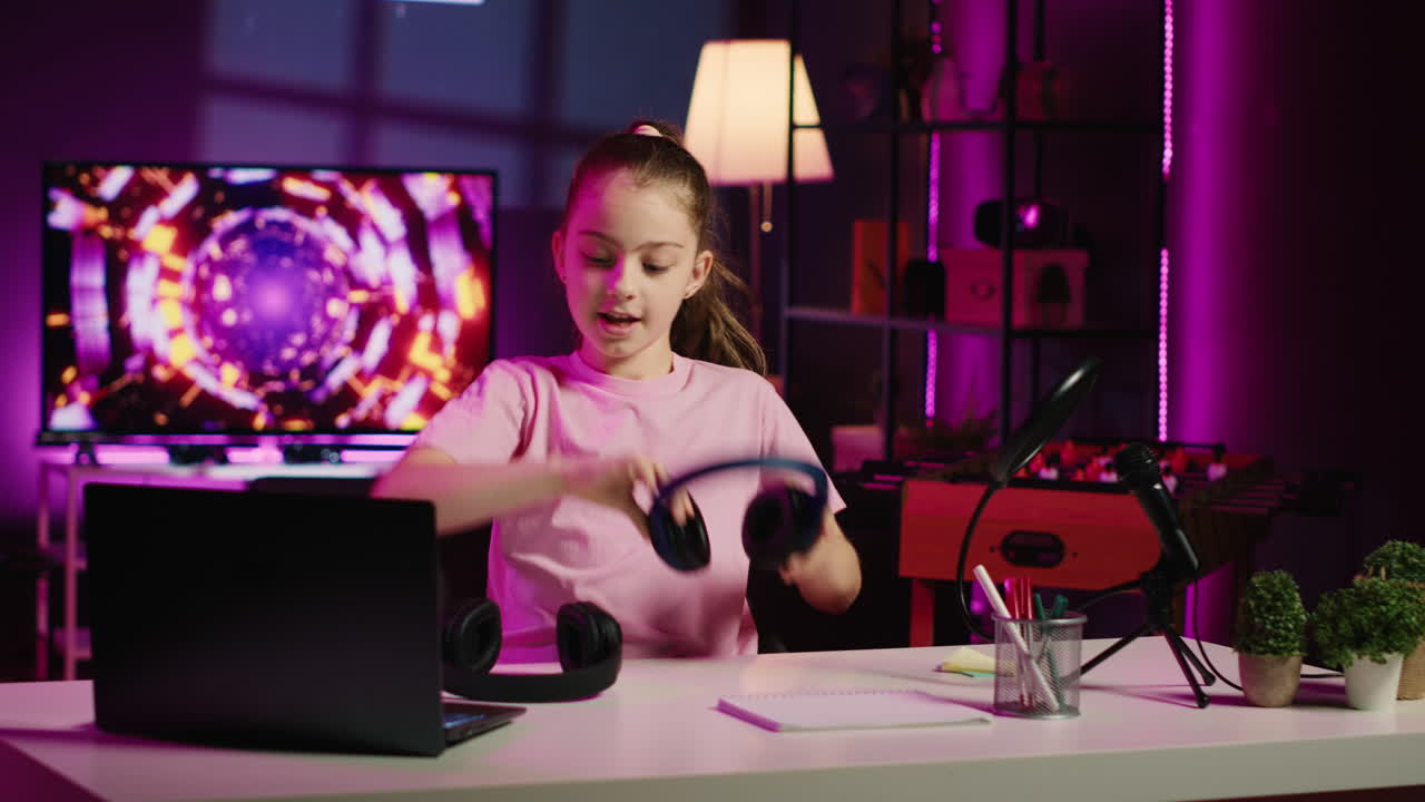 젊은 어린이 엔터테이너가 브랜드 스폰서 비디오에서 헤드폰을 선보입니다.