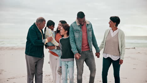 grote familie, liefde en gelukkig op het strand met wandelen