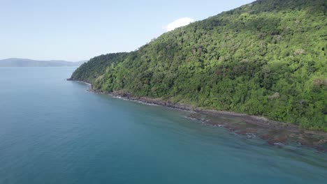 Vista-Pacífica-De-La-Playa-Y-Las-Montañas-Del-Bosque-Denso-En-El-Parque-Nacional-Daintree-En-Queensland-Australia