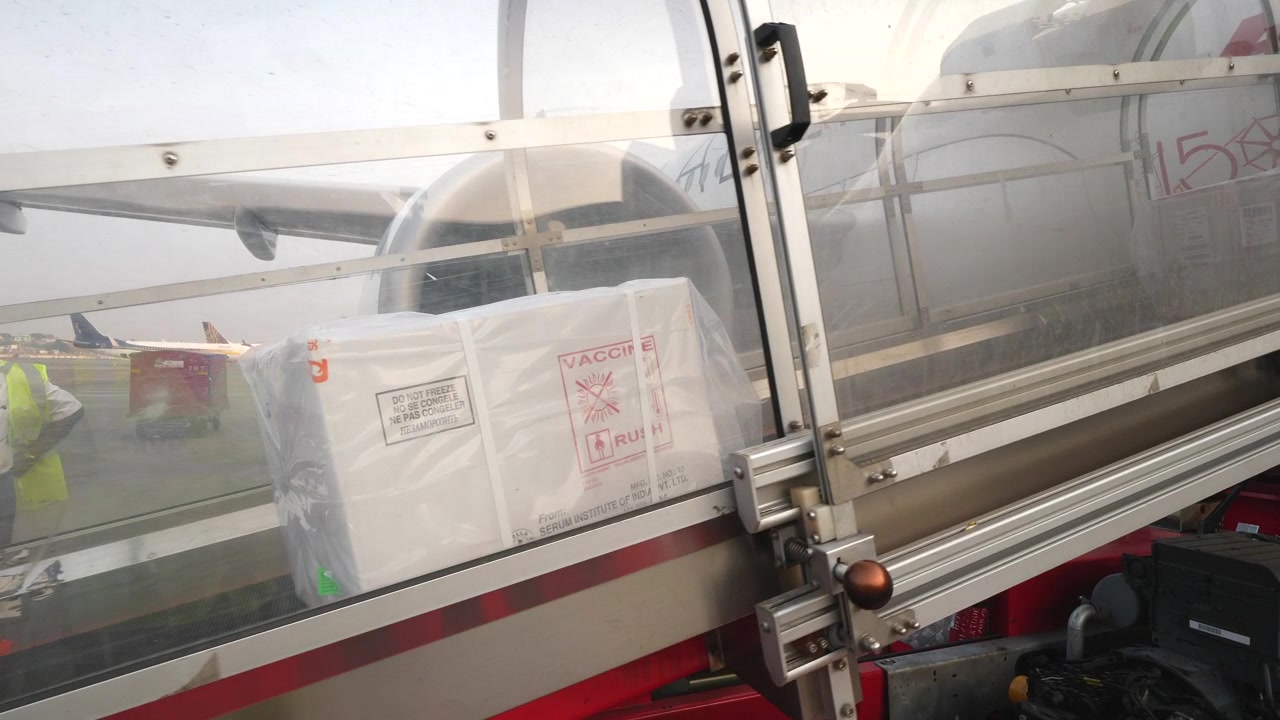 Vaccini anti-COVID dall'India trasportati tramite cargo aereo verso altri paesi