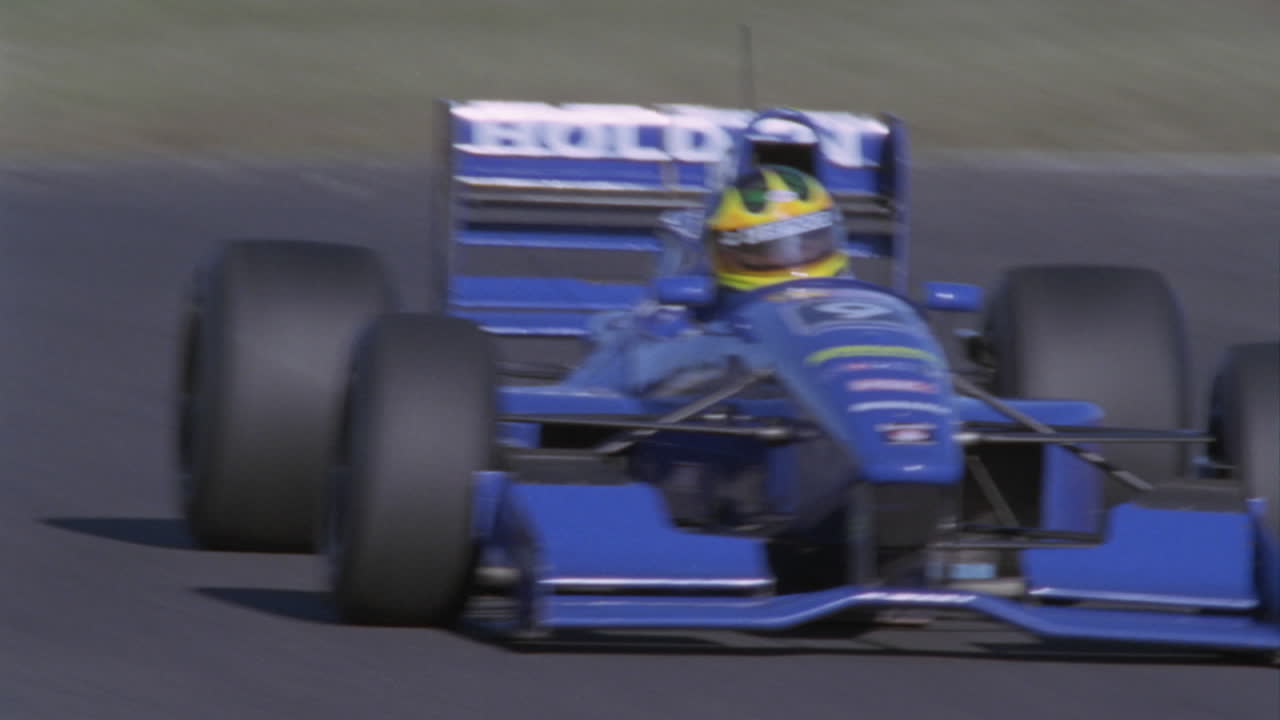 レースカーは、トラック上の 2 つのターンの間で速度を上げます