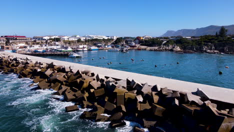 carretilla aérea sobre el muelle protegido por el rompeolas de dolosse en el nuevo puerto de hermanus