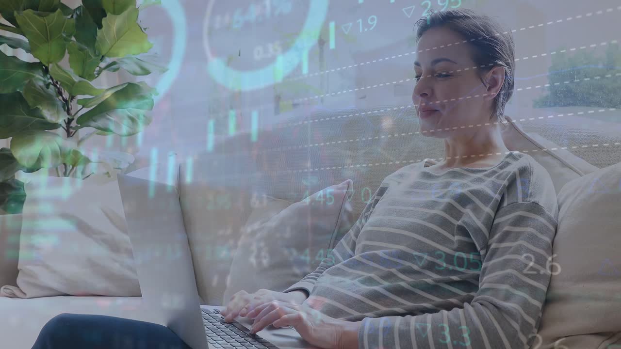 animación de múltiples gráficos y tablero de negociación sobre mujer caucásica trabajando en la computadora portátil en casa