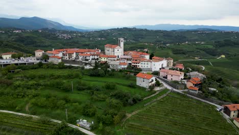 Malerische-Slowenische-Stadt-Jamnik,-Kranj---Drohnenflug-Aus-Der-Luft