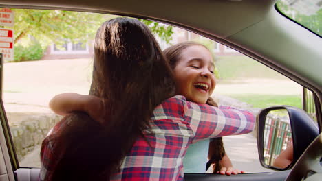 Madre-En-Coche-Recogiendo-A-Su-Hija-Frente-A-Las-Puertas-De-La-Escuela