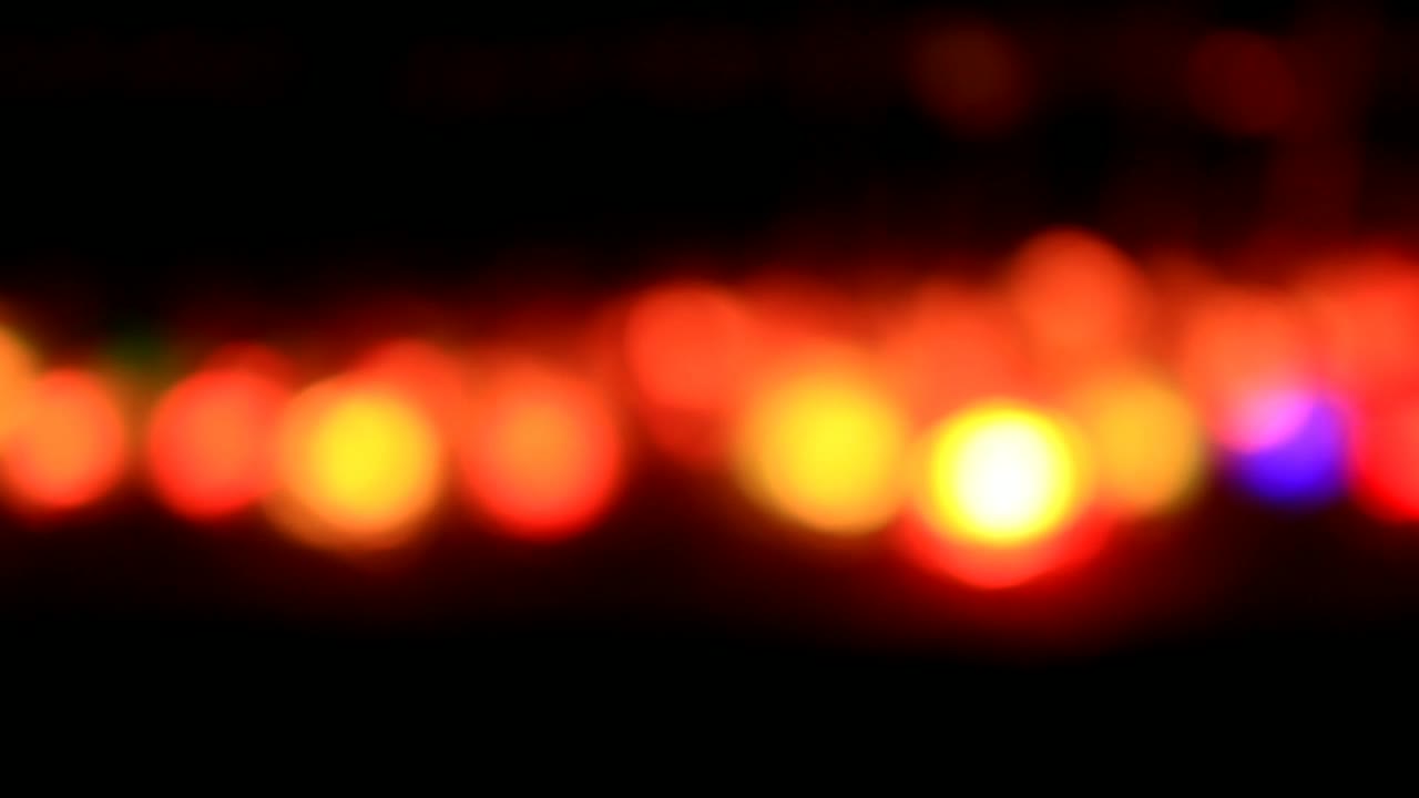 video bokeh, el efecto de las luces en el agua, con un fondo negro