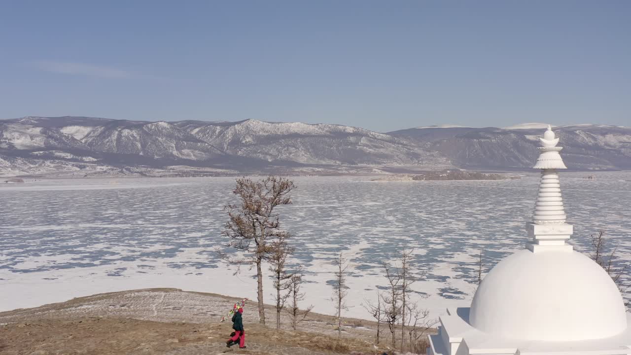 una chica camina alrededor de la estupa budista de la iluminación.