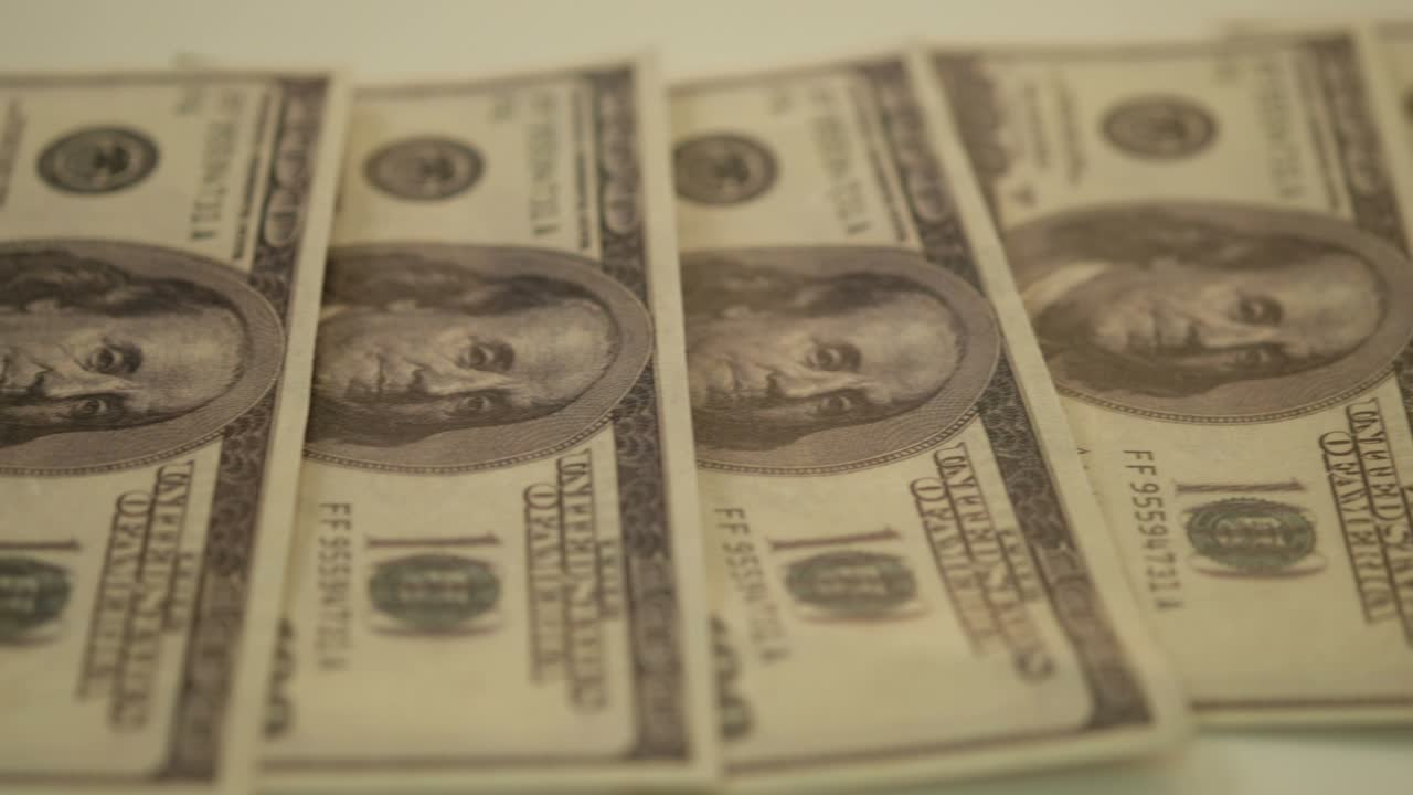 Banconote da un dollaro in primo piano sul tavolo. Conteggio di banconote. Concetto di denaro, filmato 4K.