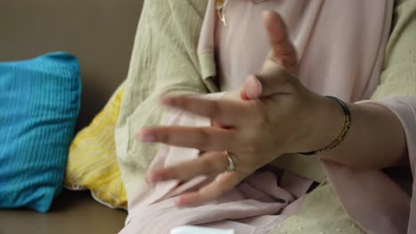 mujer que aplica loción o crema
