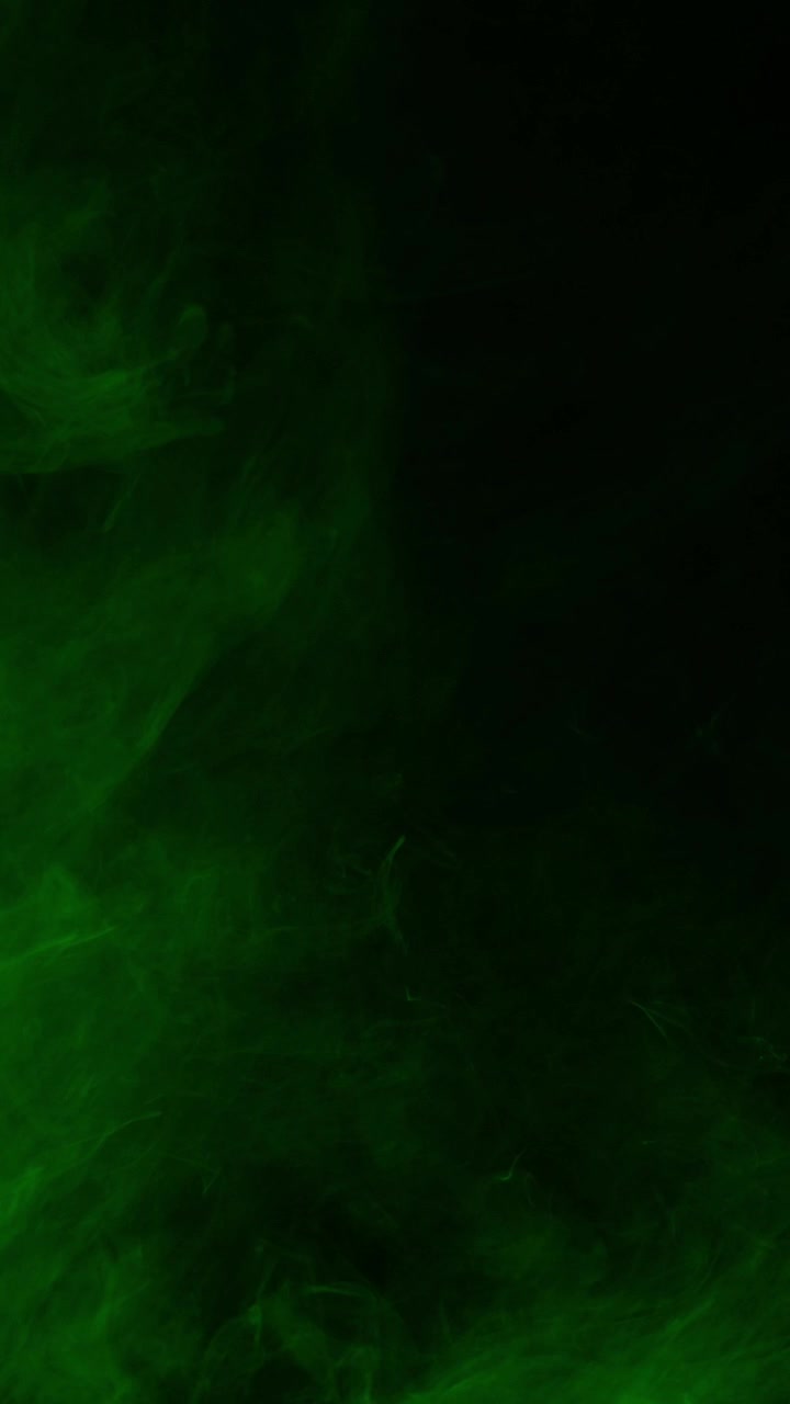 Vertikal video af en hvirvlende grøn kemisk sky, velegnet til horror- eller sci-fi-tema på sociale medier.
