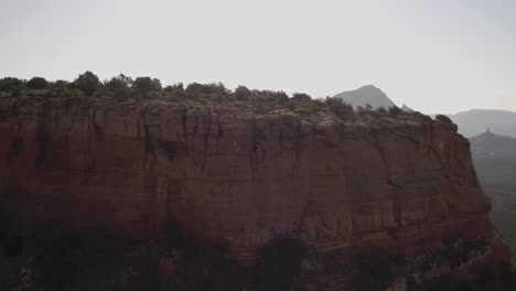 Drohne-Schoss-Sedona-Wüstenfelsen-Und-Berge-In-Arizona,-Amerika