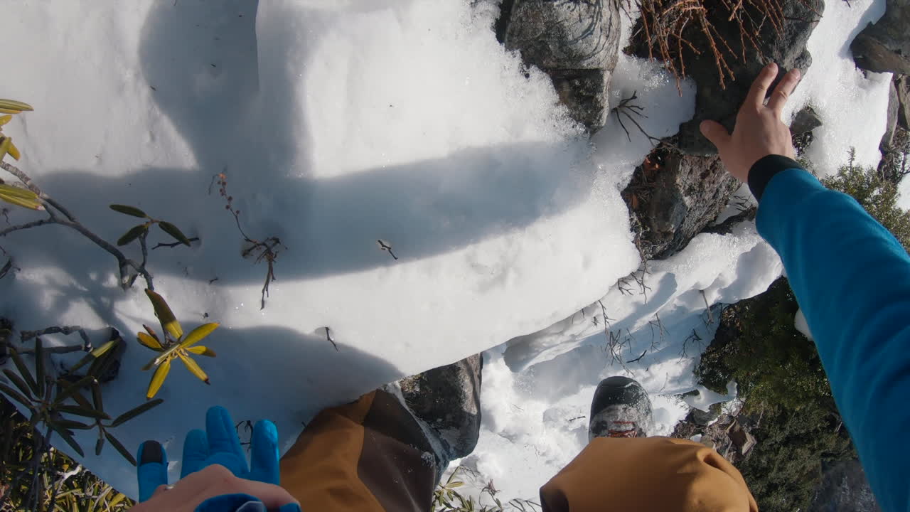 가파른 산암벽을 손으로 오르는 남자