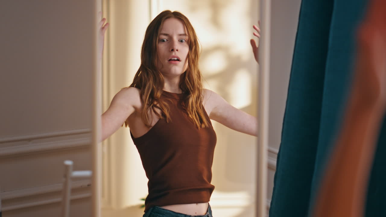 cuerpo de mujer intentando grandes vaqueros en el espejo reflejo de primer plano. chica delgada infeliz